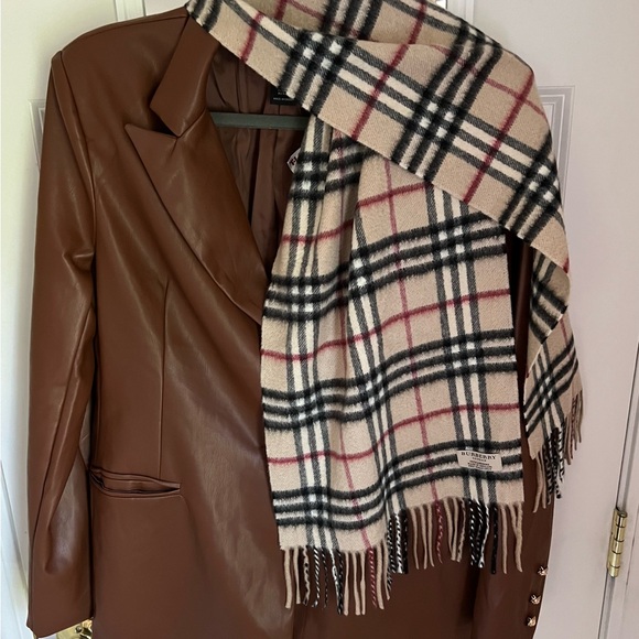 Burberry scarf, mint condition. Worn once. - Picture 3 of 3